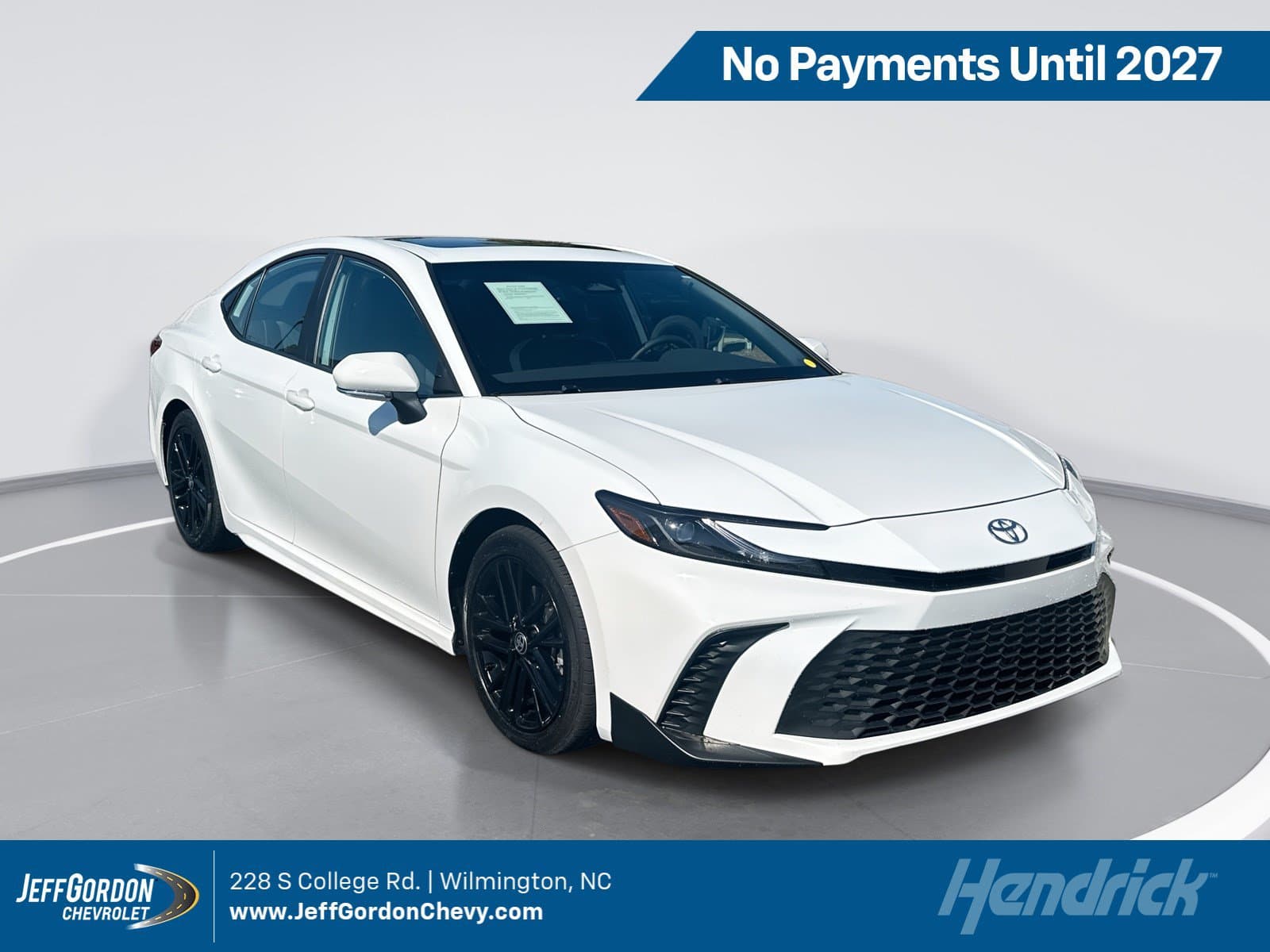 2025 Toyota Camry SE — photo 1 of 11