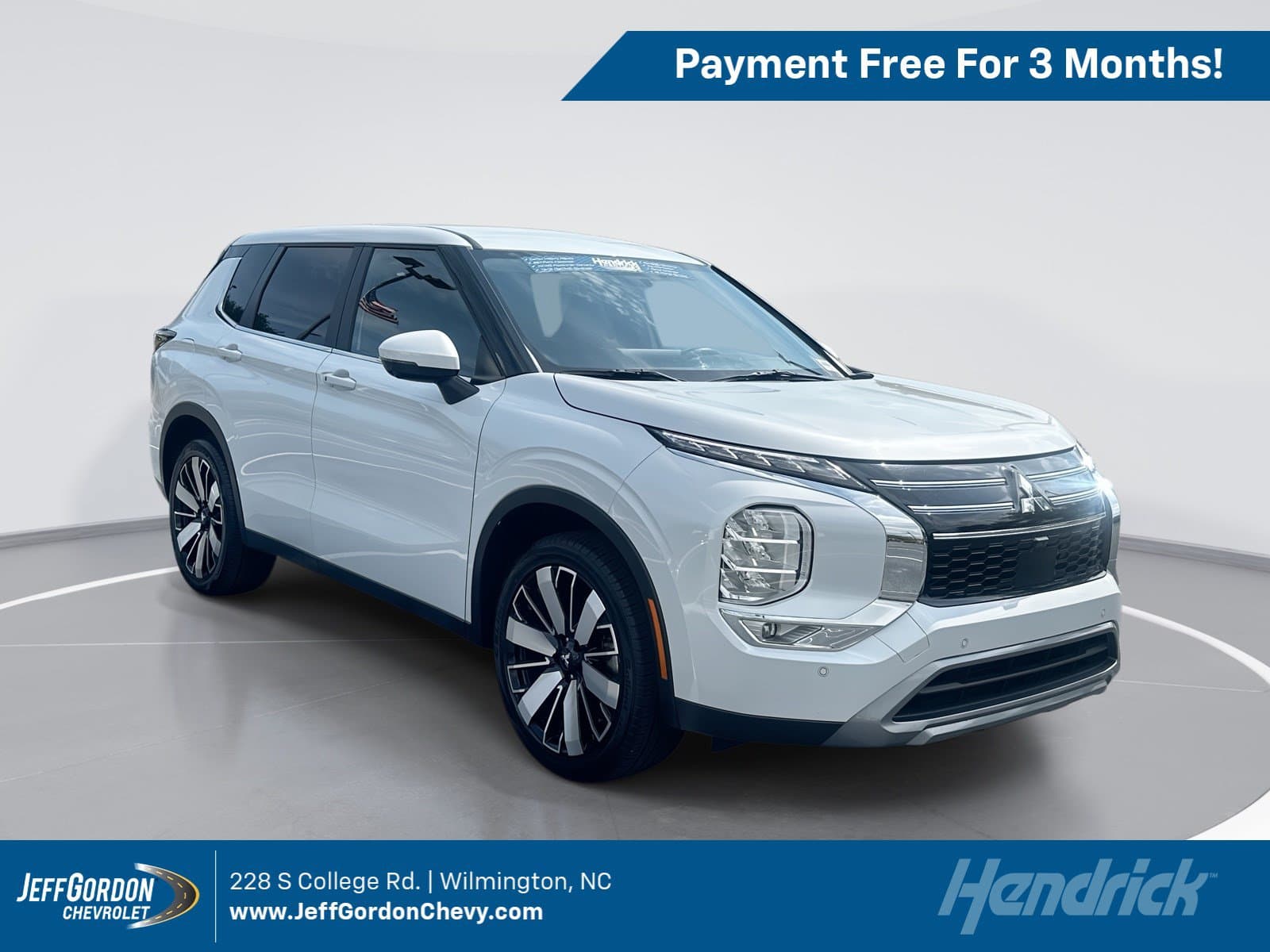 2025 Mitsubishi Outlander SE — photo 1 of 72
