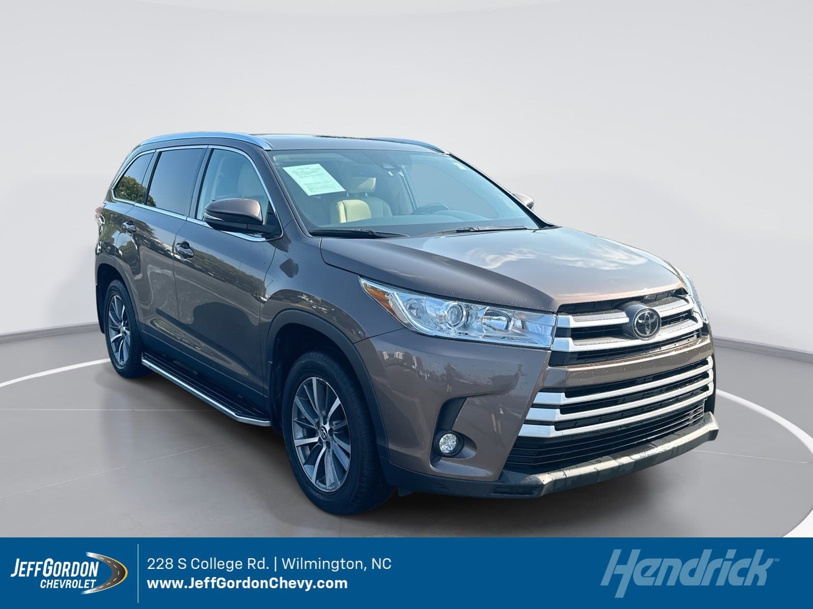 2019 Toyota Highlander SE — photo 1 of 22