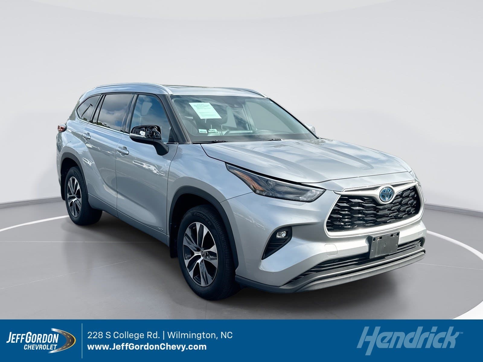 2022 Toyota Highlander Hybrid XLE — photo 1 of 11