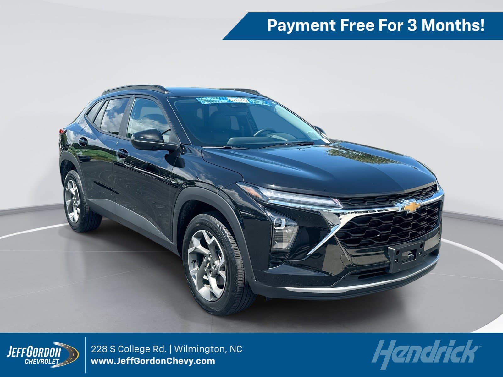 2025 Chevrolet Trax LT — photo 1 of 70