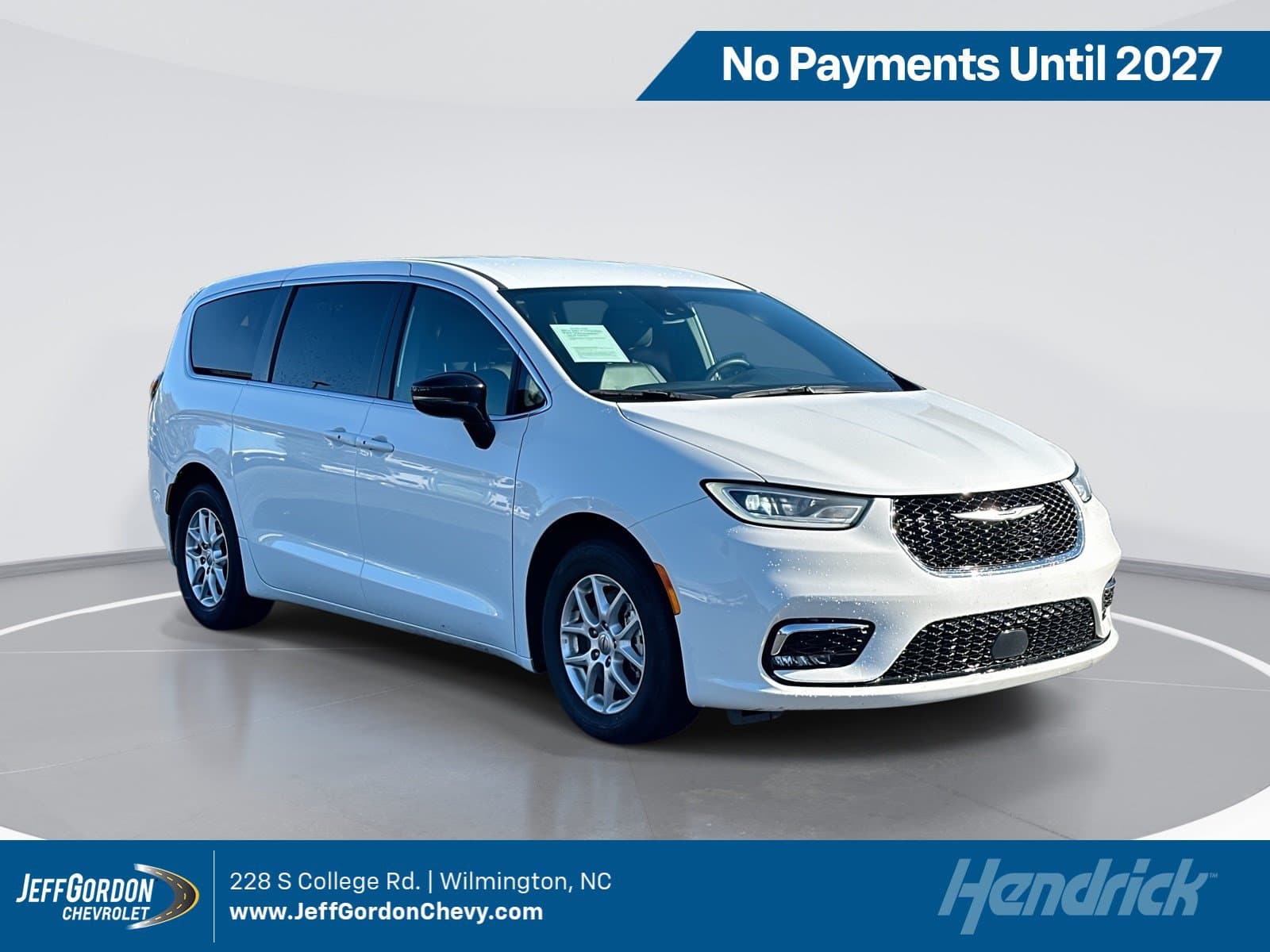 2025 Chrysler Pacifica Select — photo 1 of 11
