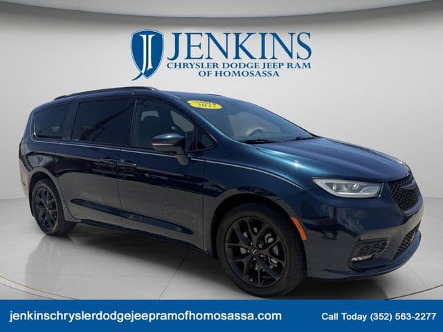 2022 Chrysler Pacifica Touring L — photo 1 of 37