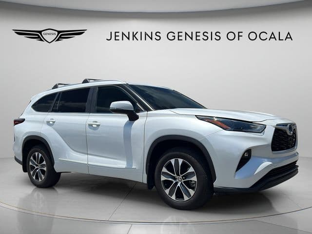 2024 Toyota Highlander XLE — photo 1 of 28