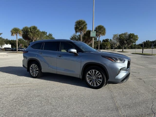 2024 Toyota Highlander Platinum — photo 1 of 42