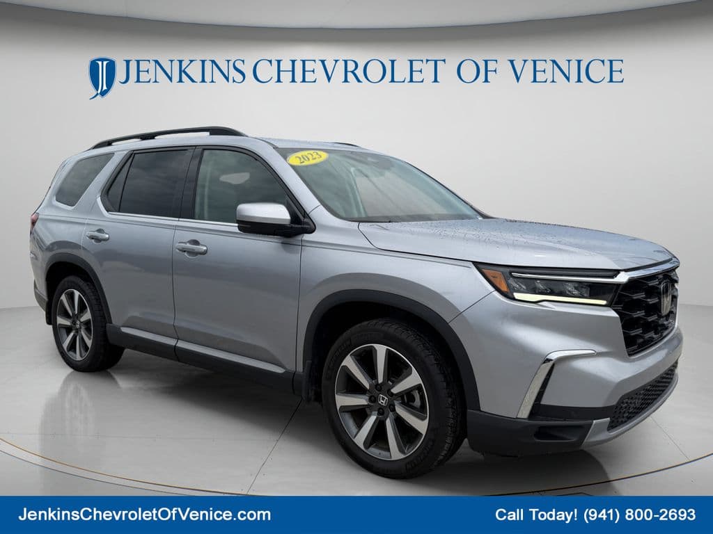 2023 Honda Pilot Touring — photo 1 of 40