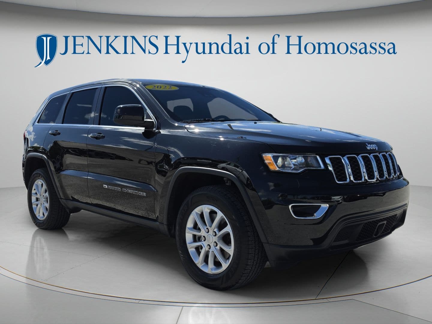 2022 Jeep Grand Cherokee WK Laredo — photo 1 of 43