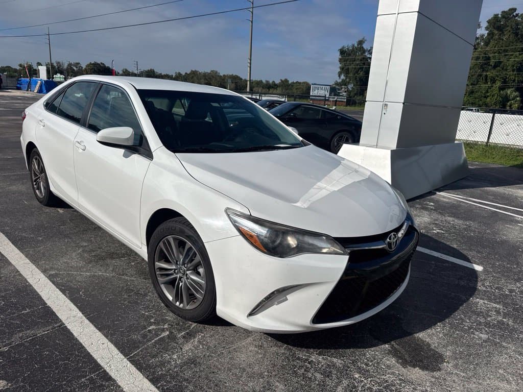 2017 Toyota Camry SE — photo 1 of 7