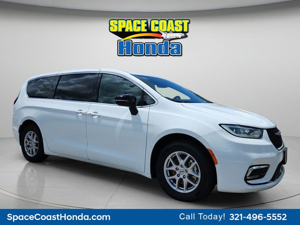 2025 Chrysler Pacifica Select — photo 1 of 37