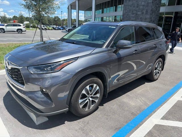 2021 Toyota Highlander XLE — photo 1 of 4