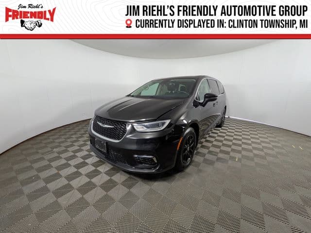 2023 Chrysler Pacifica Touring L — photo 1 of 36