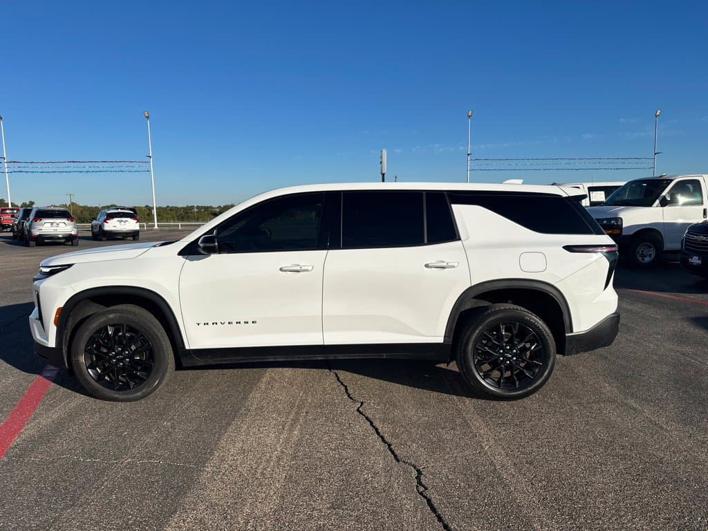 2024 Chevrolet Traverse LS — photo 1 of 10