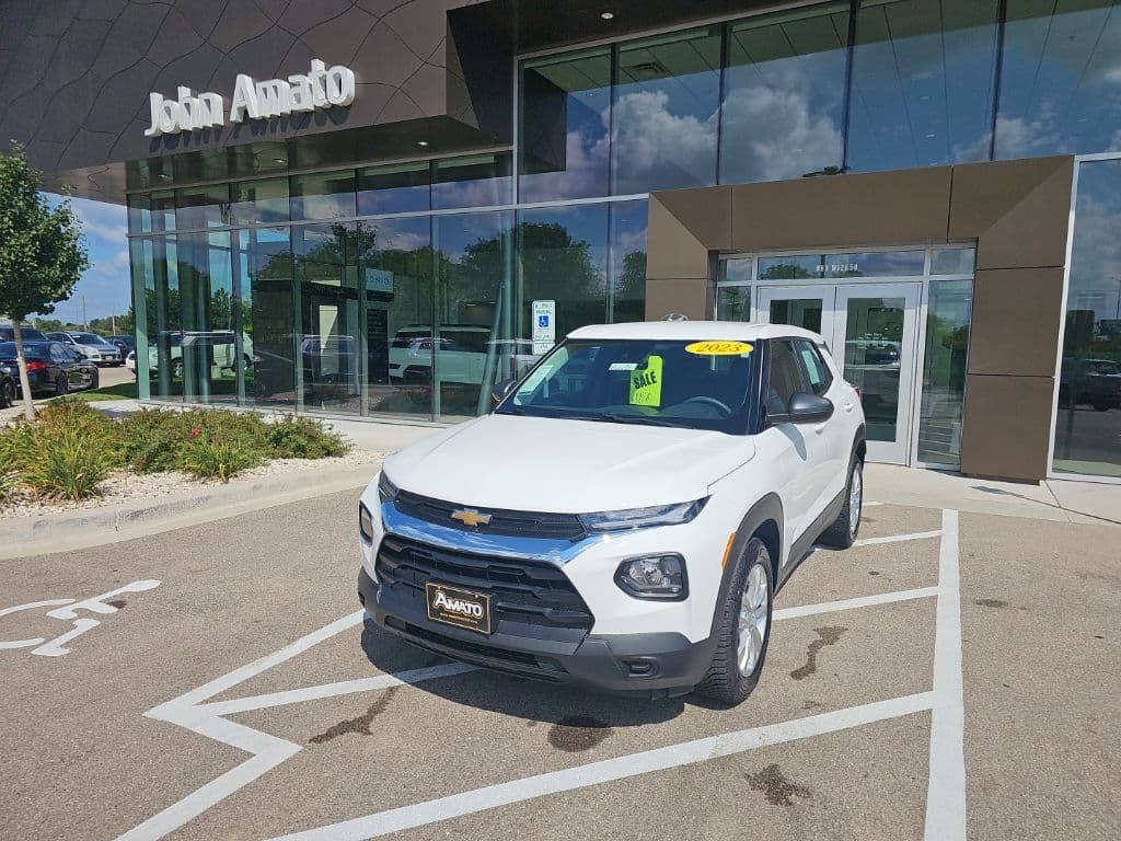 2023 Chevrolet Trailblazer LS — photo 1 of 39