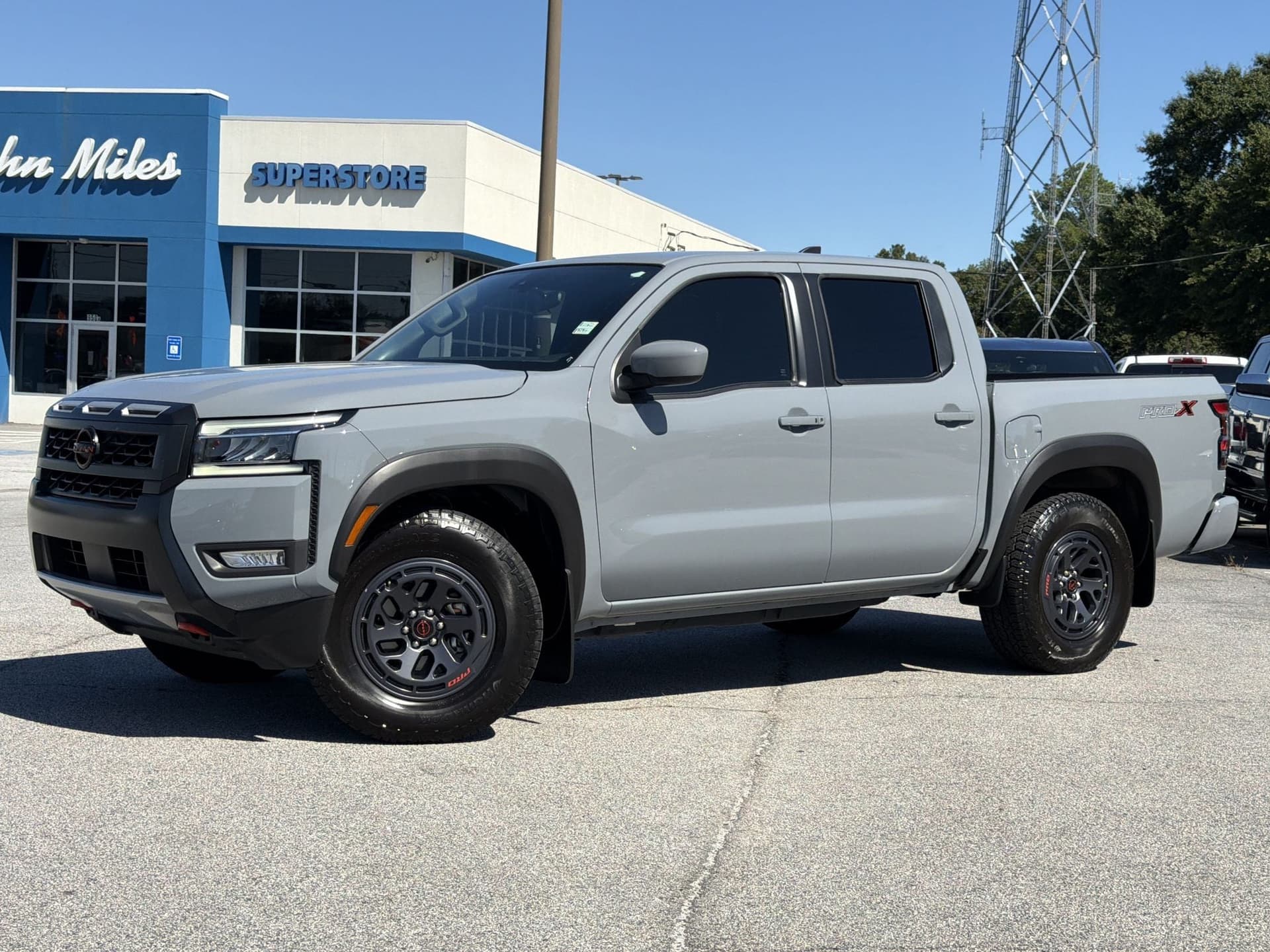 2025 Nissan Frontier PRO-X — photo 1 of 31
