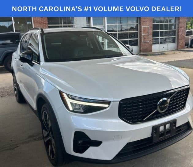 2024 Volvo XC40 Base — photo 1 of 11