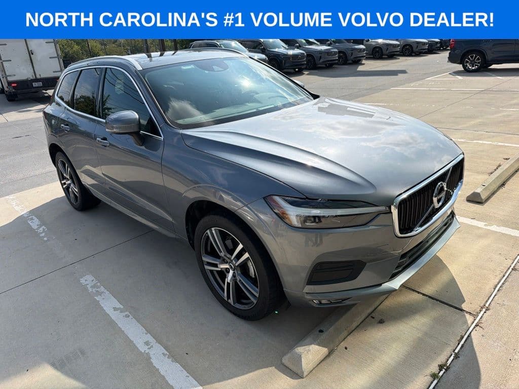 2021 Volvo XC60 Momentum — photo 1 of 11