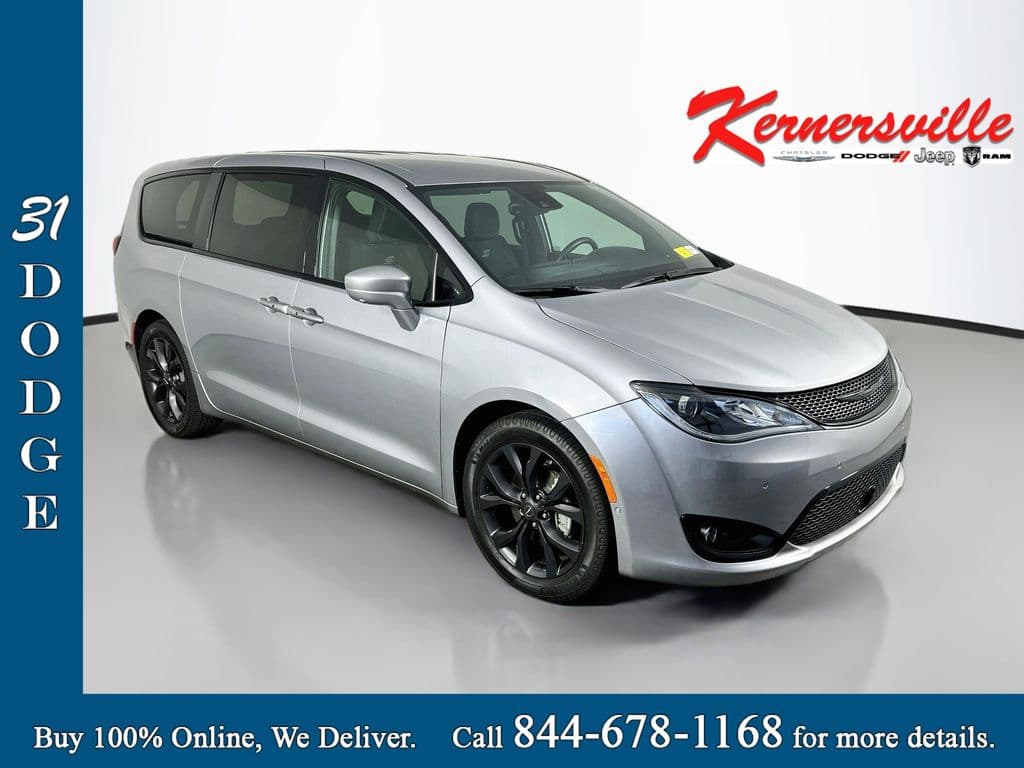 2019 Chrysler Pacifica Touring Plus — photo 1 of 38