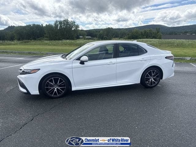 2024 Toyota Camry SE — photo 1 of 36