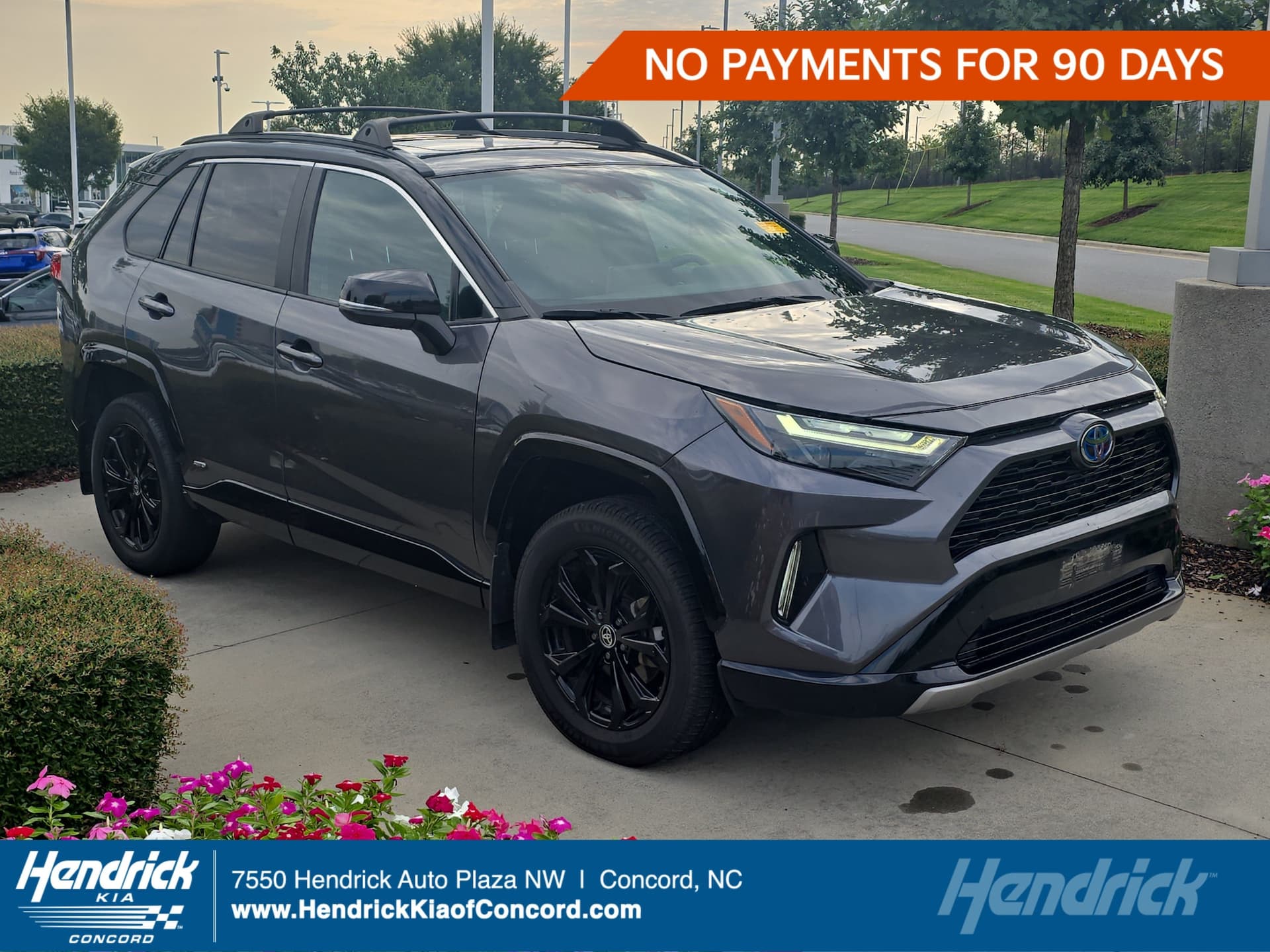 2022 Toyota RAV4 Hybrid XSE — photo 1 of 10