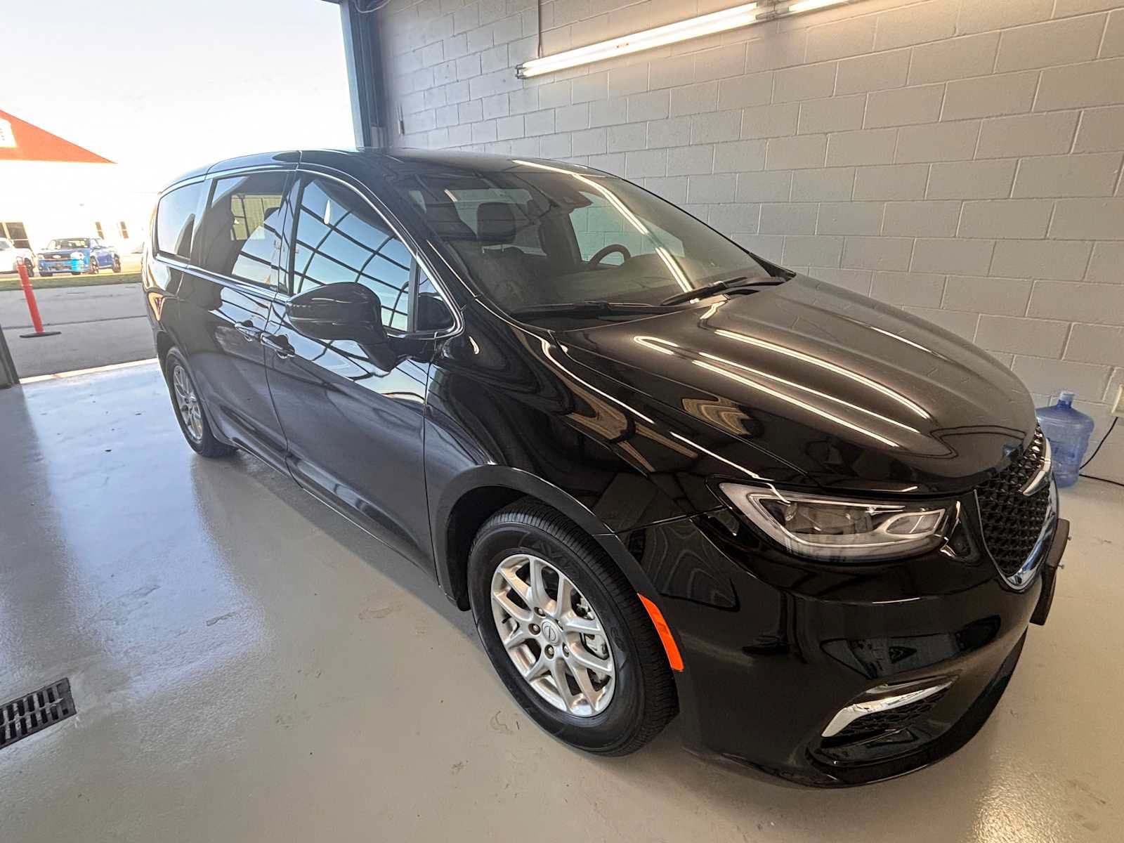 2026 Chrysler Pacifica Select — photo 1 of 32