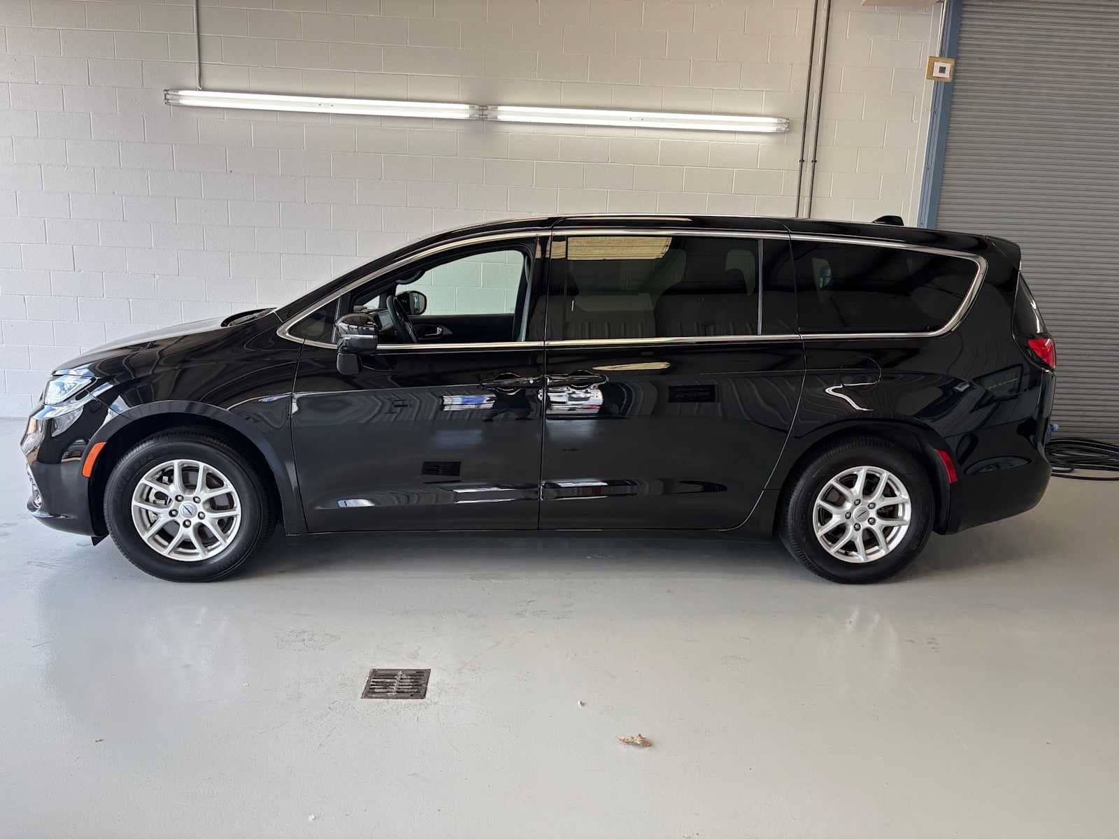 2025 Chrysler Pacifica Select — photo 1 of 13