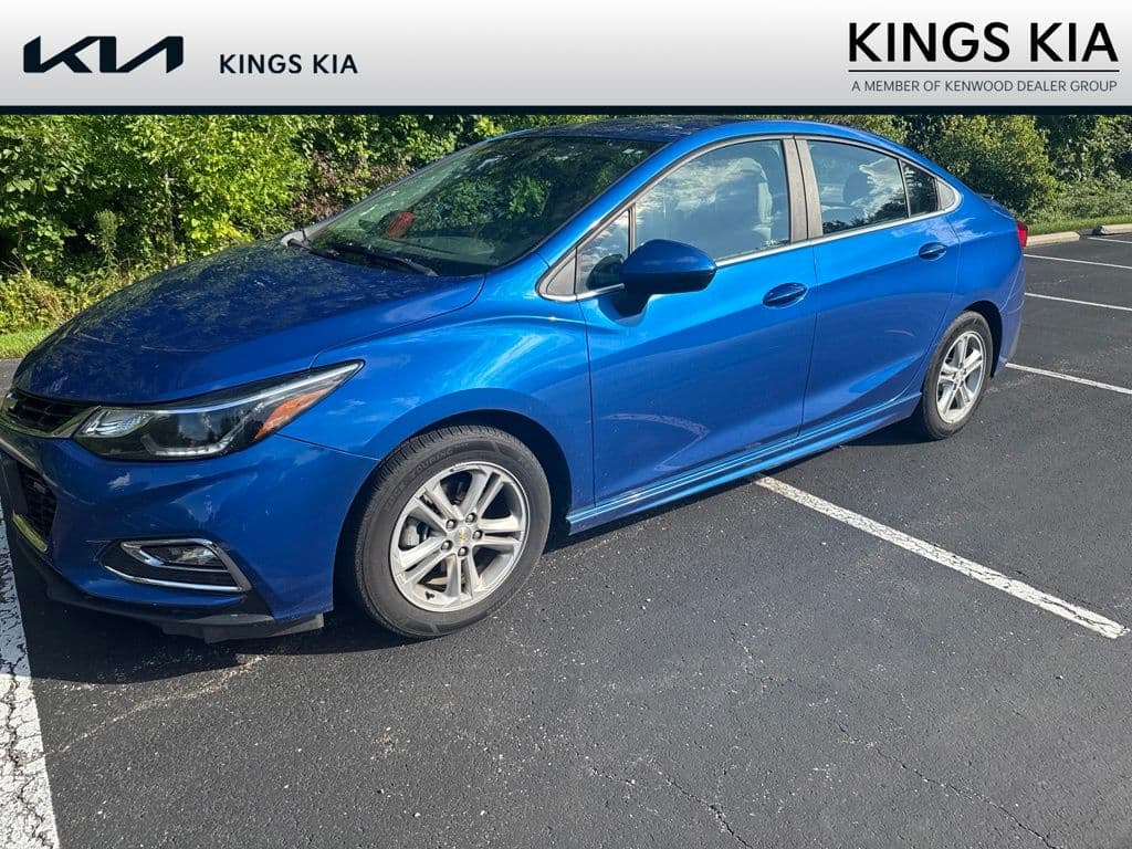 2017 Chevrolet Cruze LT — photo 1 of 10
