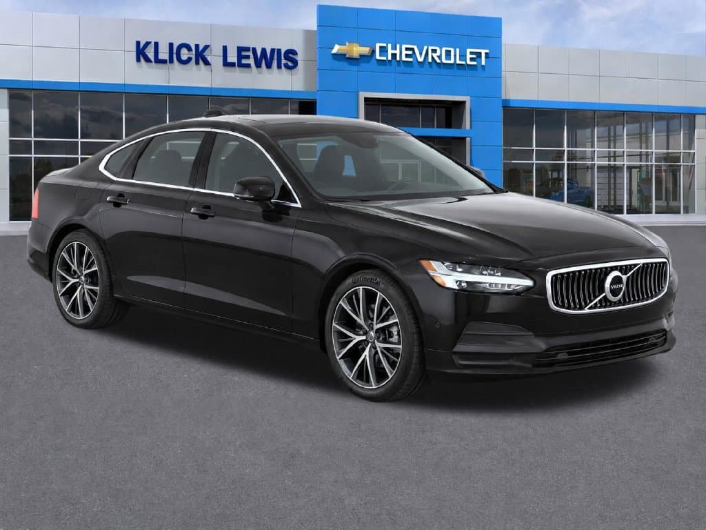2018 Volvo S90 Momentum — photo 1 of 12