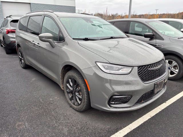 2021 Chrysler Pacifica Touring — photo 1 of 5