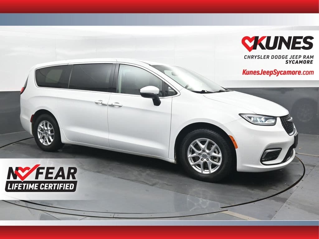 2023 Chrysler Pacifica Touring L — photo 1 of 50