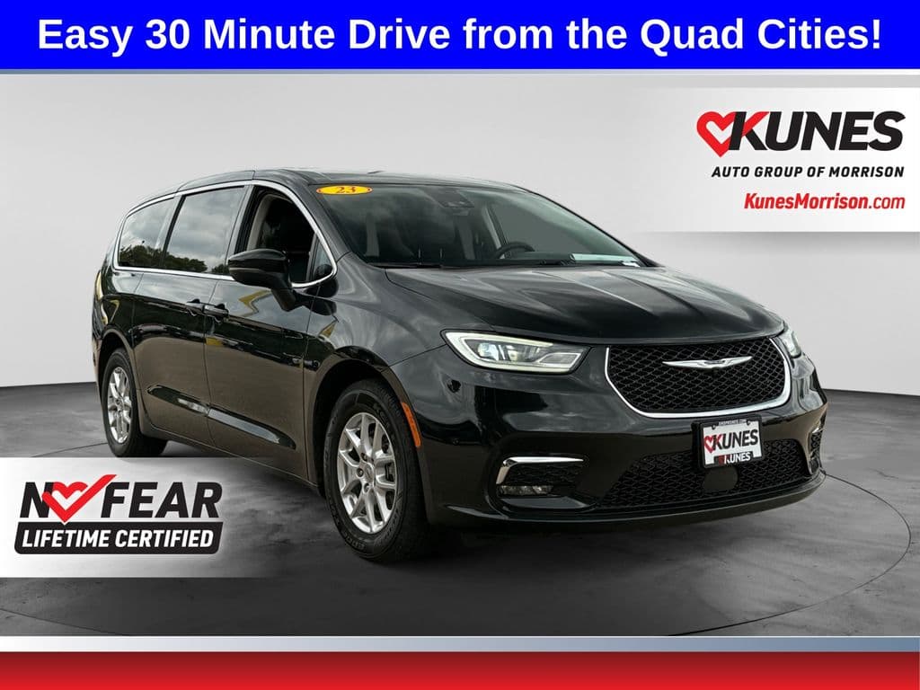 2023 Chrysler Pacifica Touring L — photo 1 of 52