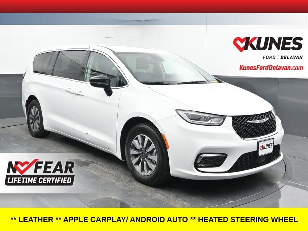 2024 Chrysler Pacifica Plug-In Hybrid Select — photo 1 of 32