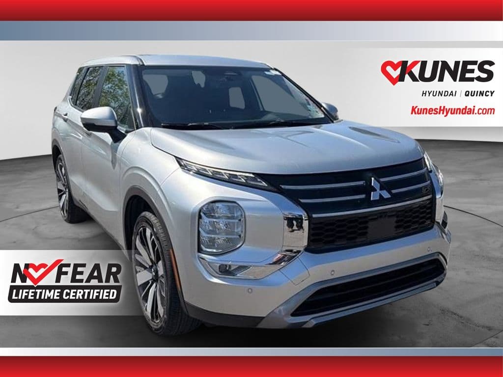 2025 Mitsubishi Outlander SE — photo 1 of 32