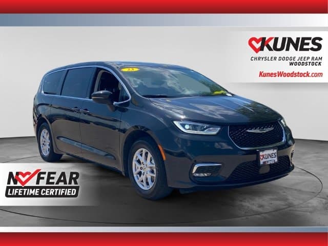2023 Chrysler Pacifica Touring L — photo 1 of 43