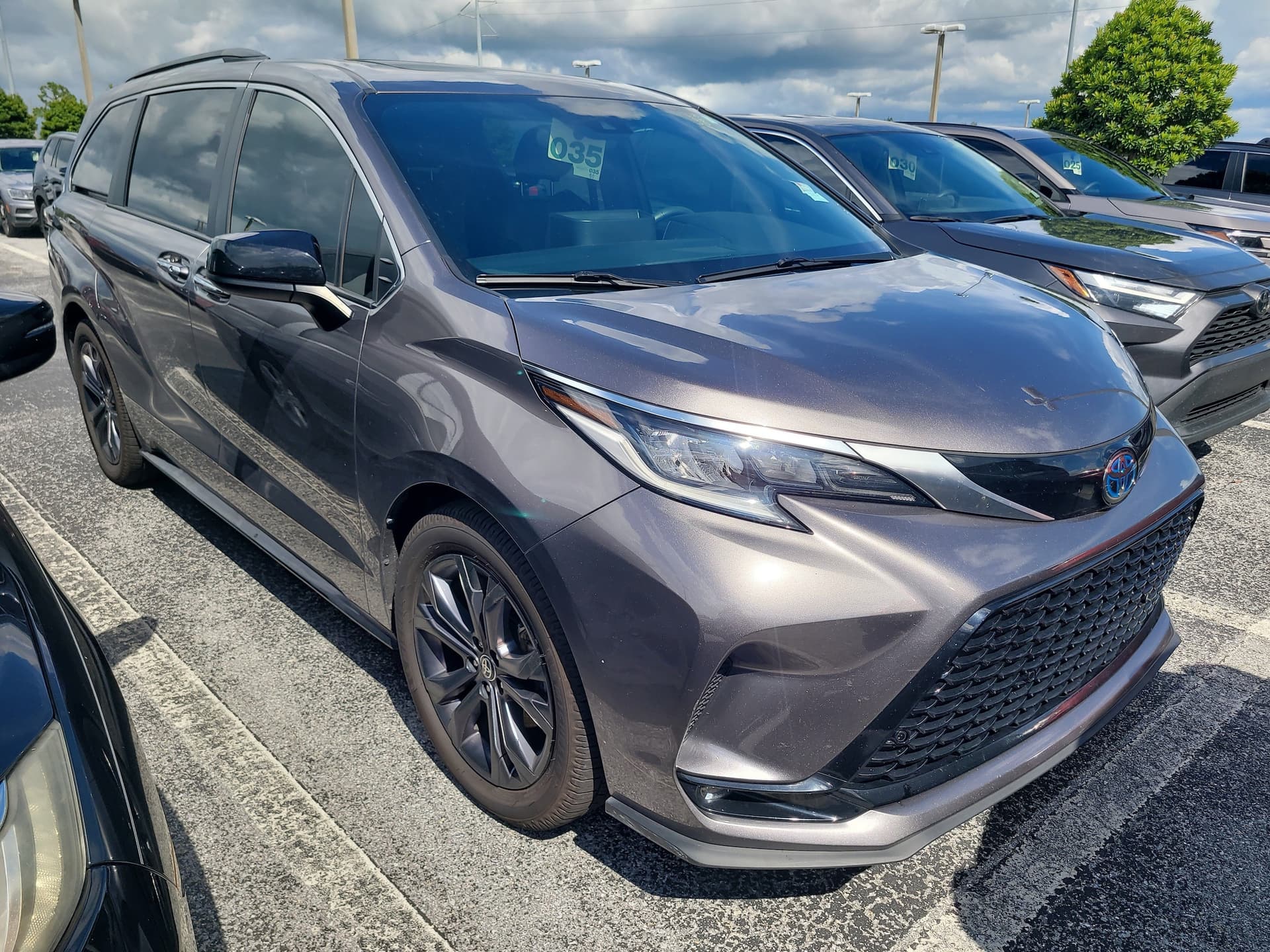 2022 Toyota Sienna XSE — photo 1 of 10