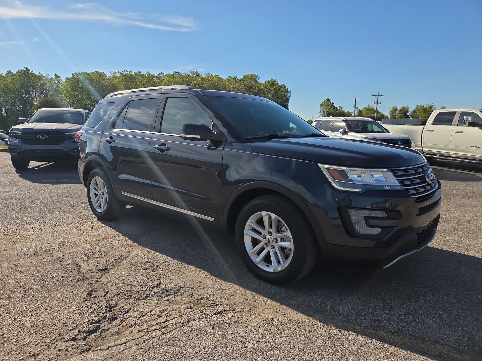 2017 Ford Explorer XLT — photo 1 of 26