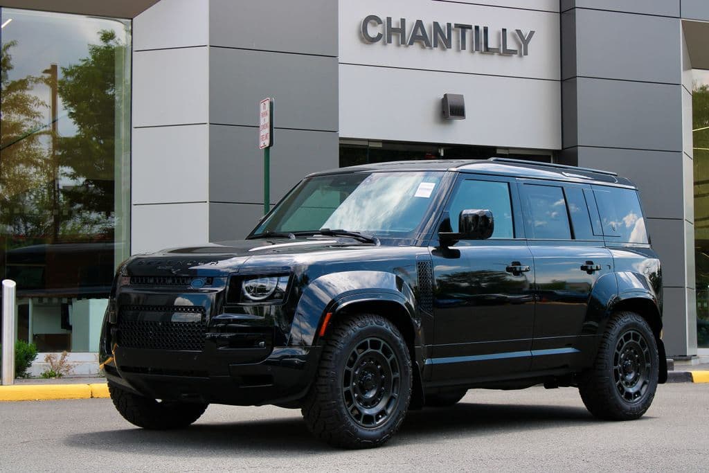 2026 Land Rover Defender 110 OCTA Black Edition 635PS — photo 1 of 34
