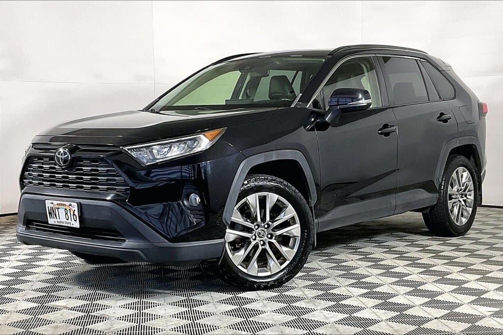 2019 Toyota RAV4 XLE Premium — photo 1 of 33