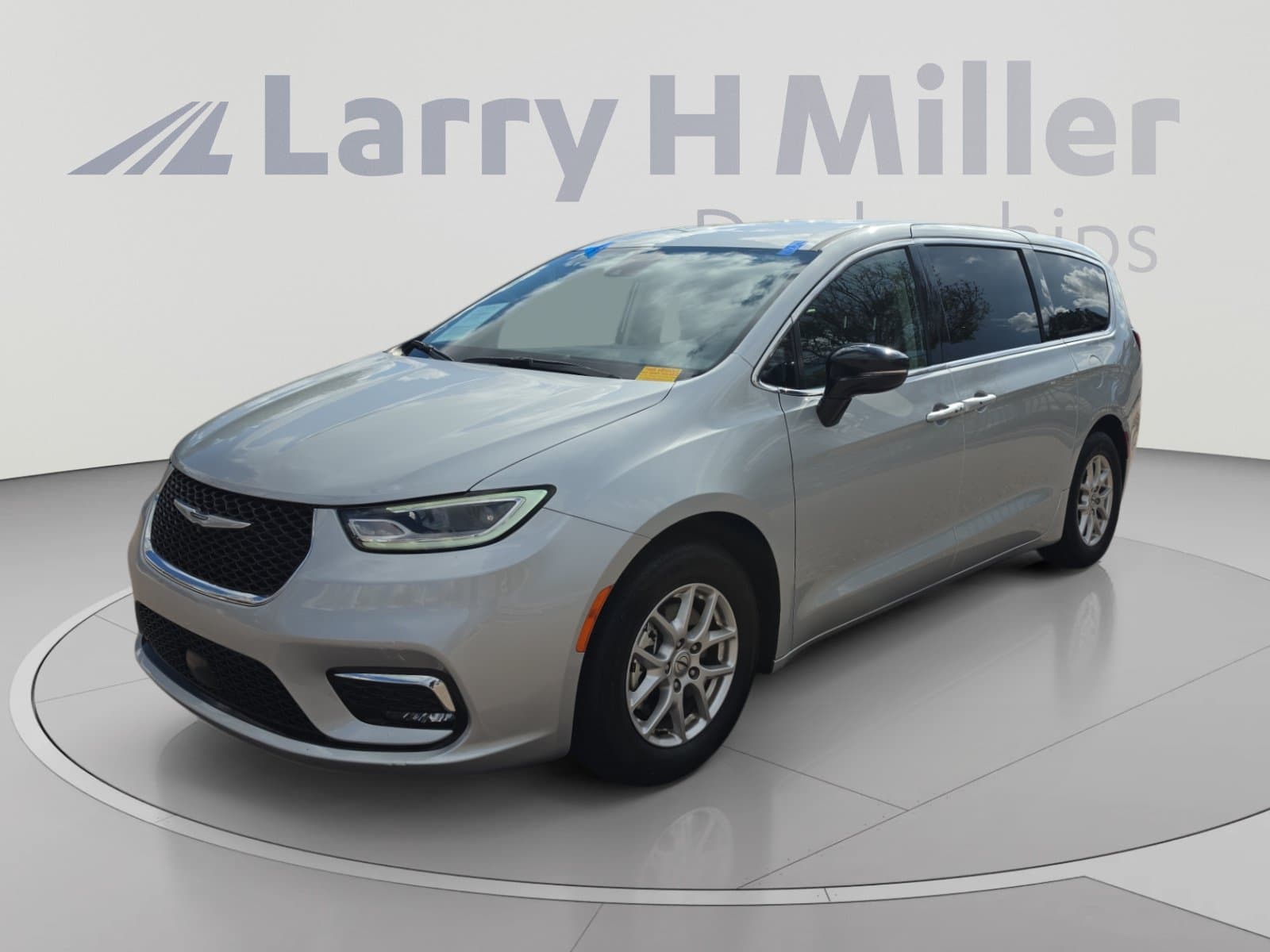 2024 Chrysler Pacifica Touring L — photo 1 of 34