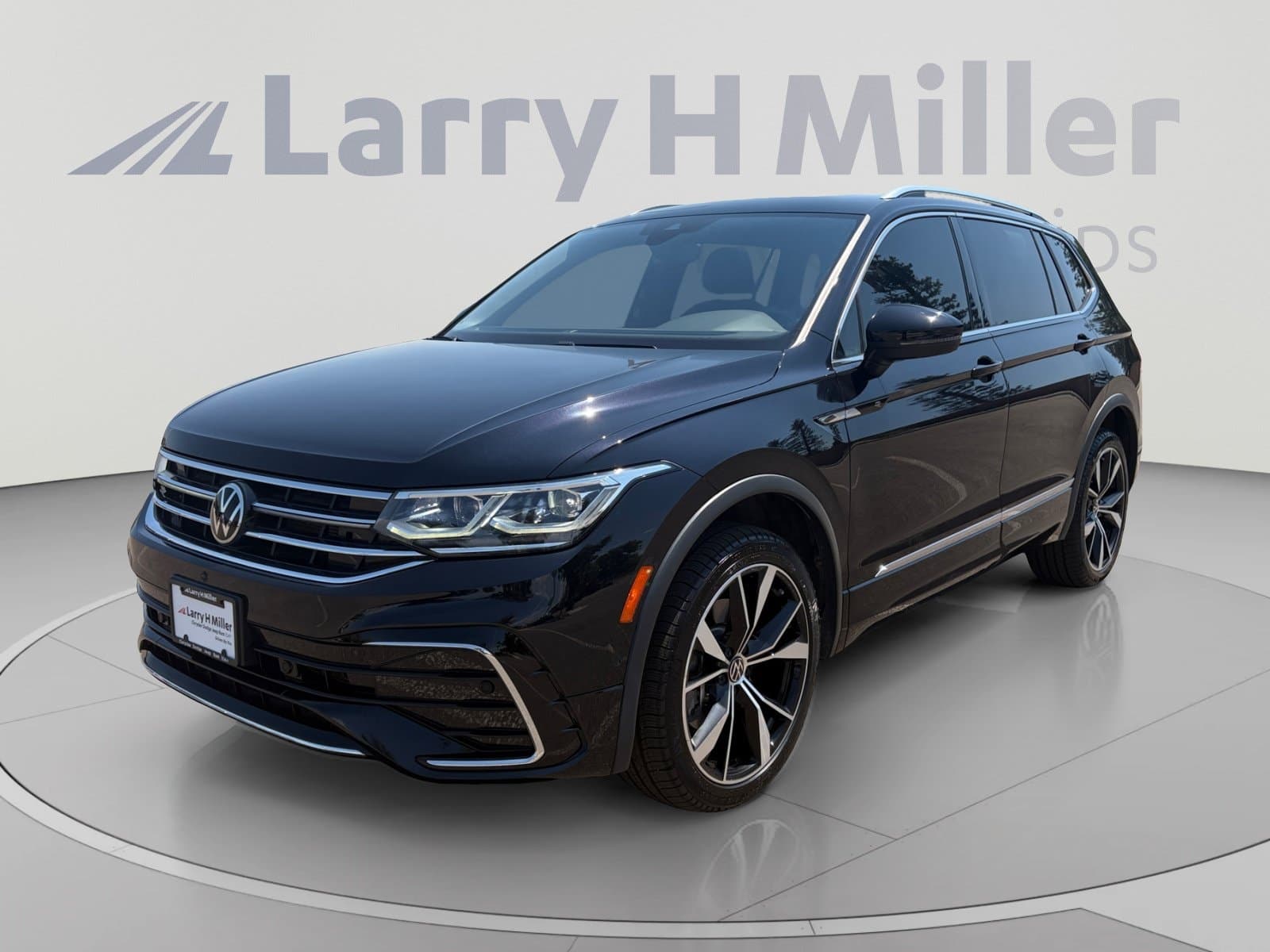 2022 Volkswagen Tiguan 2.0T SEL R-Line — photo 1 of 34