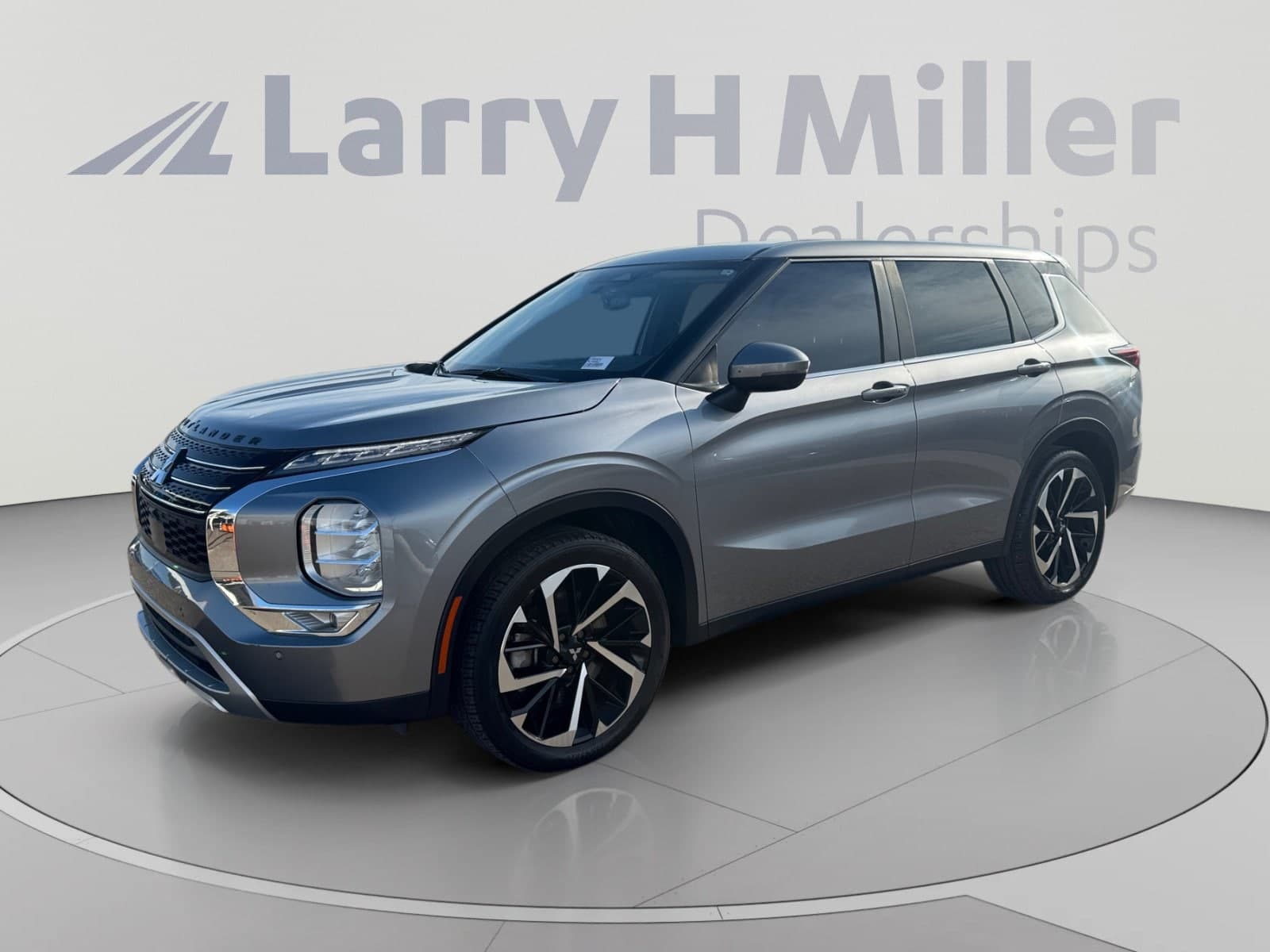 2024 Mitsubishi Outlander SE — photo 1 of 35