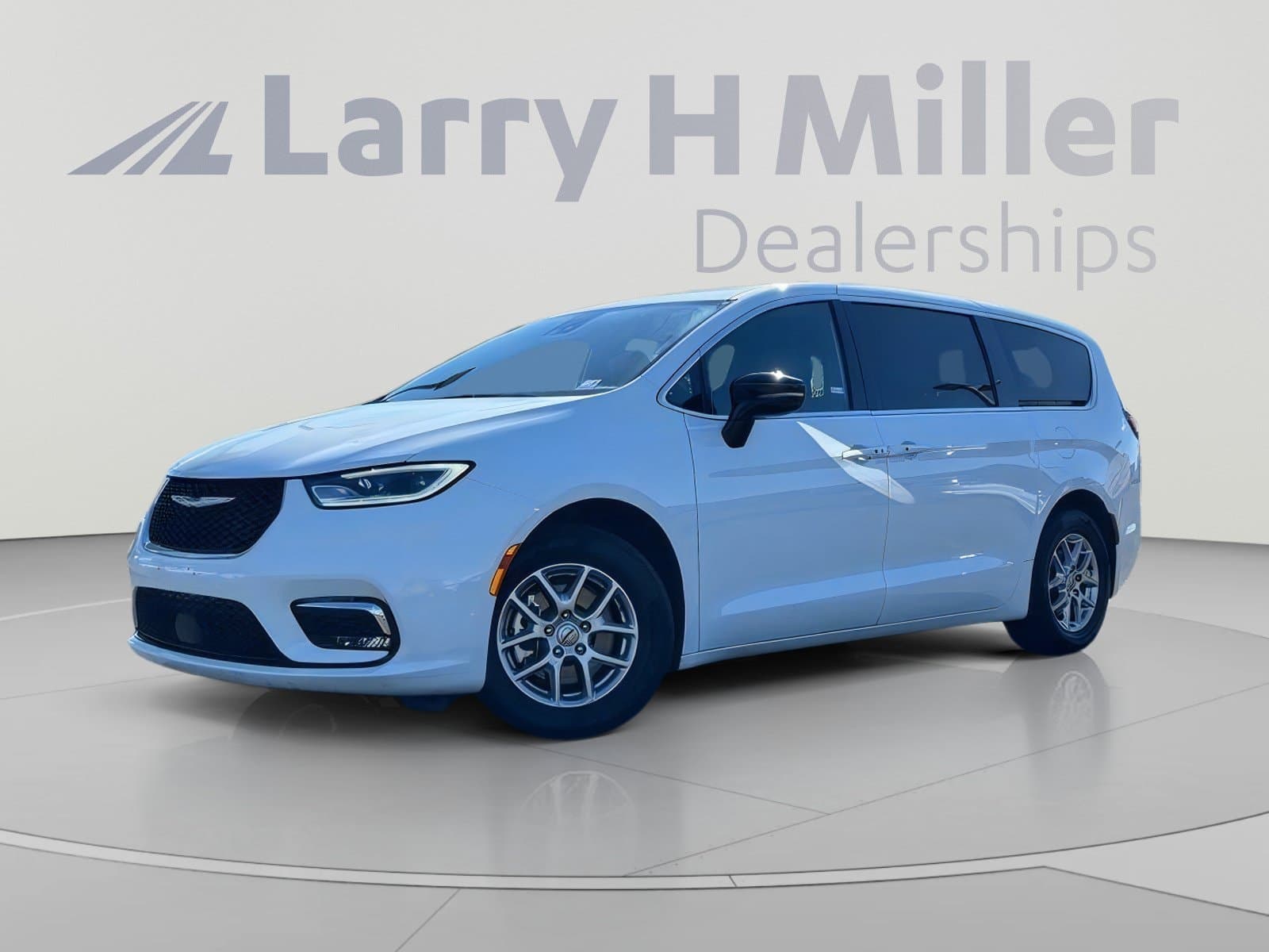 2025 Chrysler Pacifica Select — photo 1 of 29