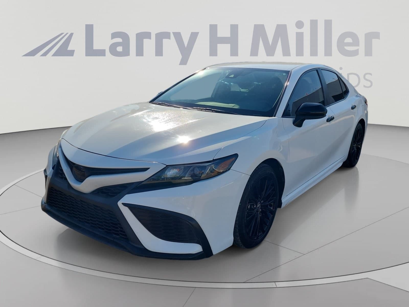2021 Toyota Camry SE — photo 1 of 36
