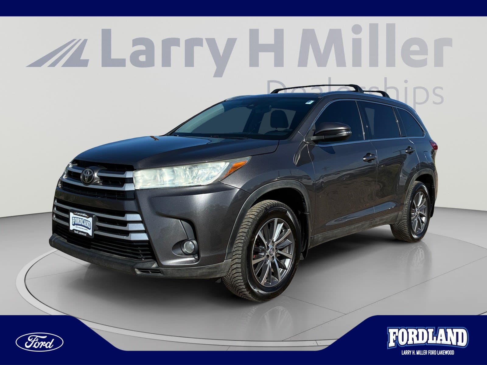 2019 Toyota Highlander XLE — photo 1 of 33
