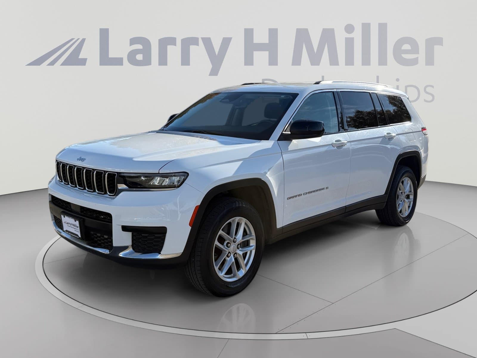 2022 Jeep Grand Cherokee Laredo — photo 1 of 35