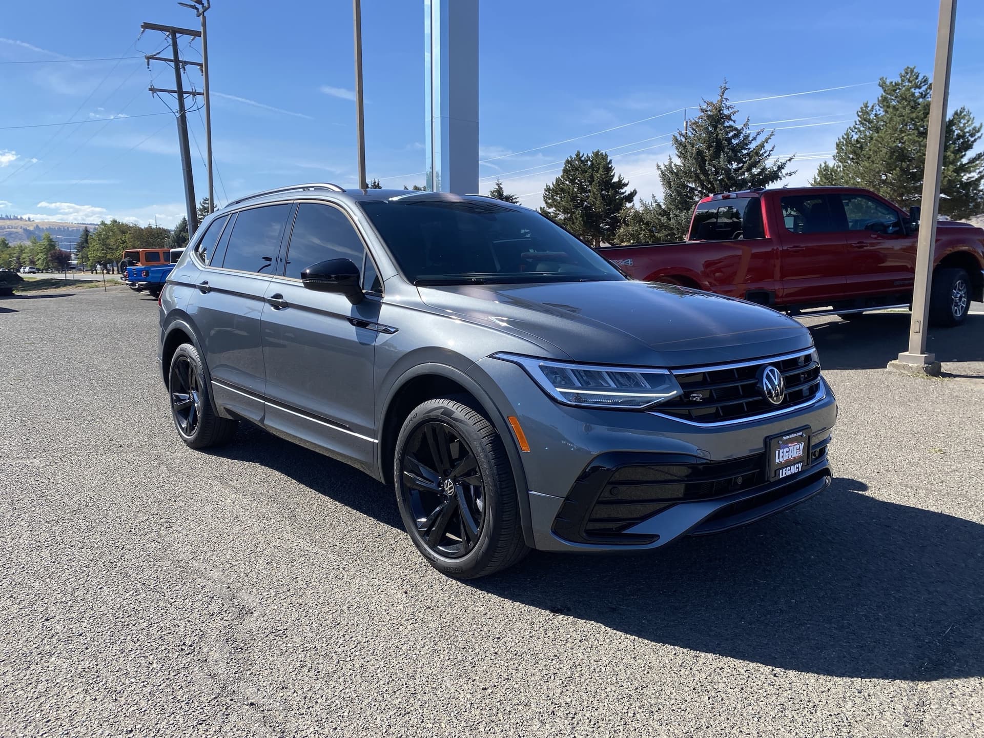 2024 Volkswagen Tiguan SE R-Line Black — photo 1 of 3