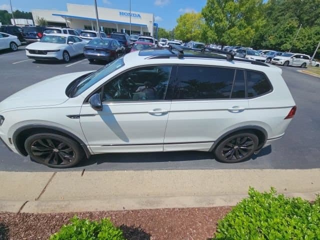 2021 Volkswagen Tiguan SE R-Line Black — photo 1 of 13