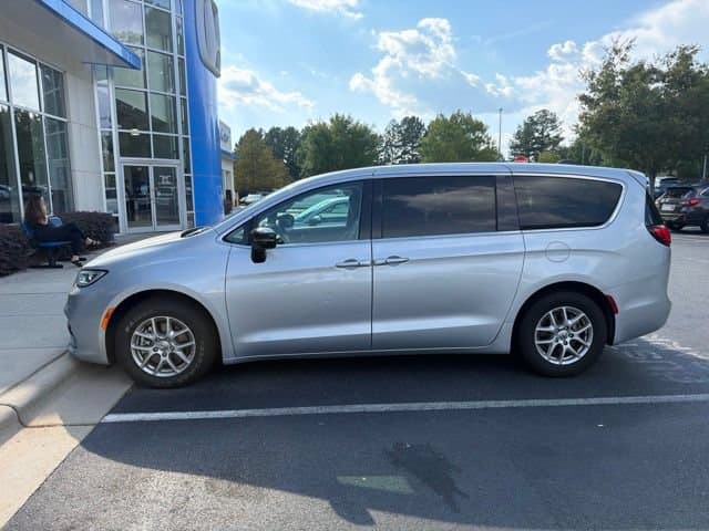 2024 Chrysler Pacifica Touring L — photo 1 of 14