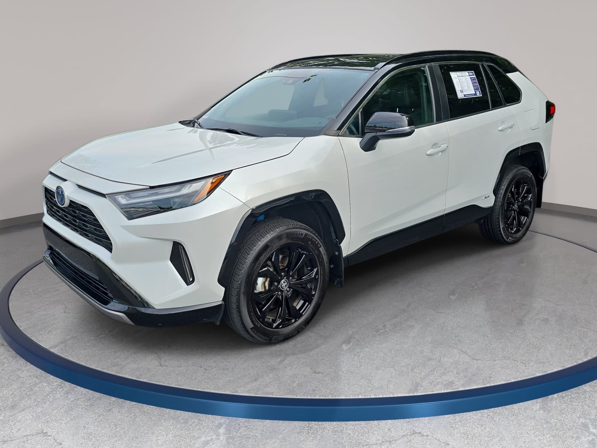 2024 Toyota RAV4 Hybrid XSE — photo 1 of 32
