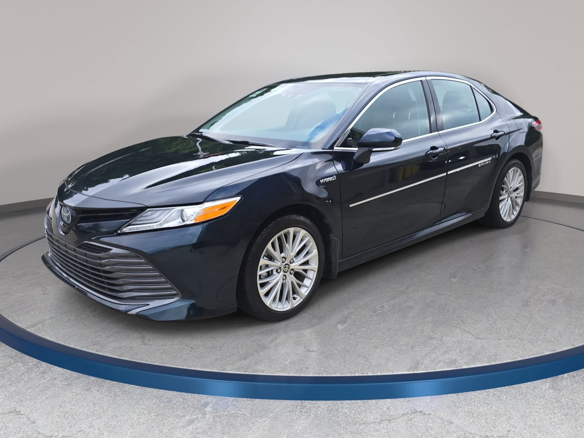 2020 Toyota Camry Hybrid XLE — photo 1 of 36