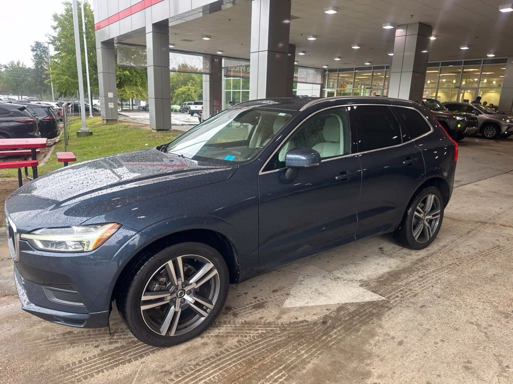 2020 Volvo XC60 Momentum — photo 1 of 13